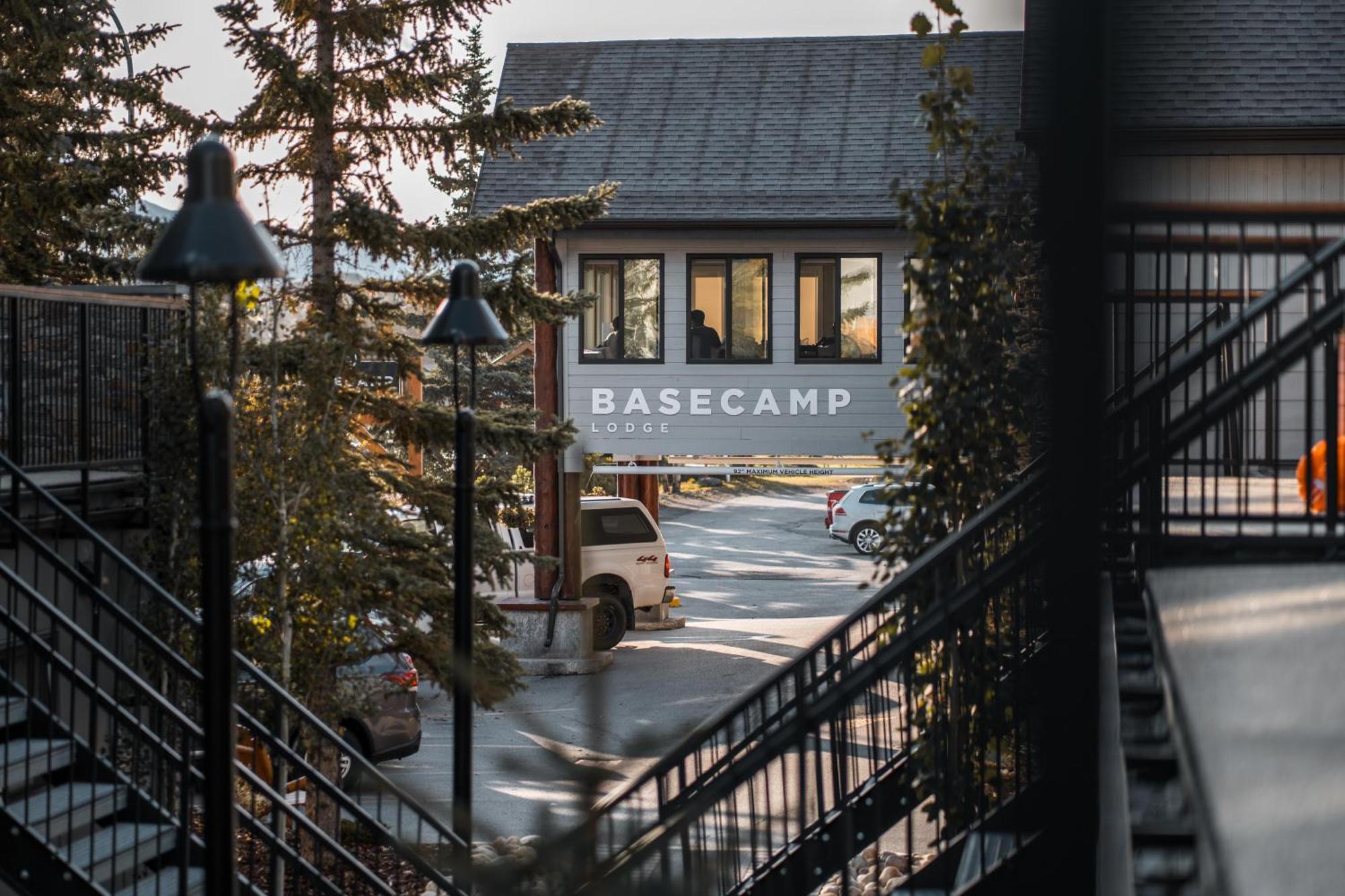 Basecamp Lodge Canmore Exterior photo